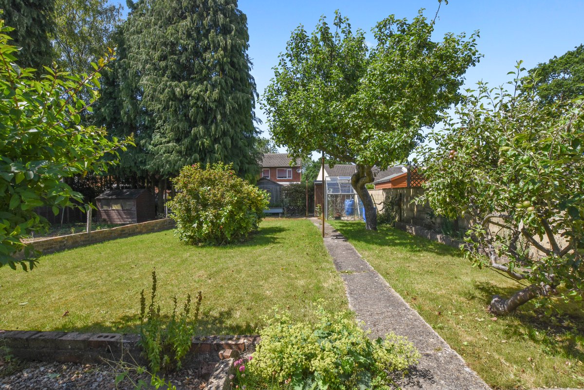 jcpestateagents's tweet photo. NEW INSTRUCTION, 3 bedroomed semi in Garsington. In need of some updating, but with gas c/h and double glazing, driveway parking and garage, and lovely (c.70') gardens. Cul-de-sac location. £375,000. Call (01865) 721122 to book your viewing. https://t.co/Mach8IhK2j