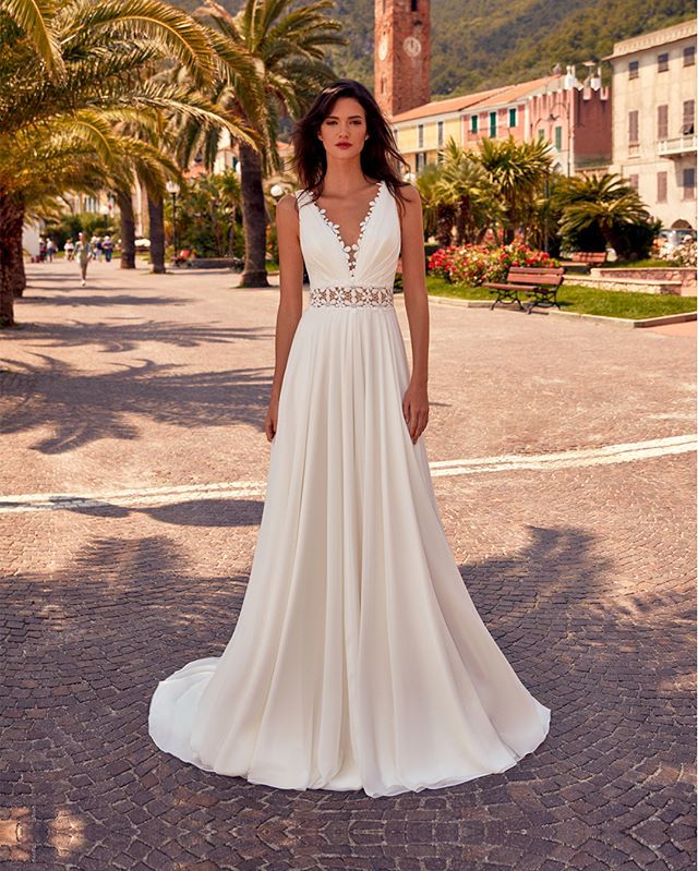 Refined layers of ivory chiffon and feminine lace with floreal pattern around your waist: fall in love with the boho vision of #Nicole 💕
.
.
[Dress: BCA20021 online on nicolemilano.it] #Nicole2020Collections #BohoChic ift.tt/2XdZMfi