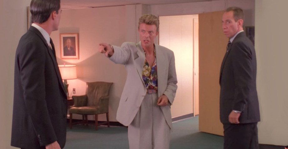 Además, está película llamada 'Twin Peaks: Fire Walk With Me' (1992) que debería de ser vista entre las temporadas anteriores y la del 2017, pues desarrolla los hechos anteriores a la muerte de Laura. FunFact: Uno de los personajes es, nada más y nada menos, que David Bowie.