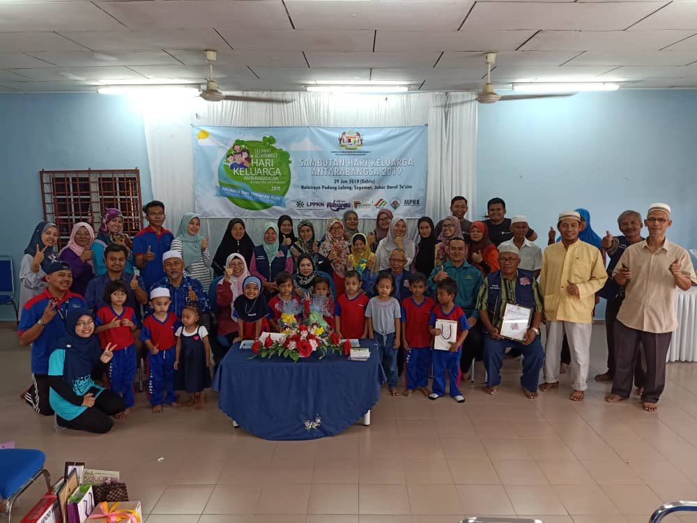 unclebat123's tweet photo. 3R Troopers hari ini berada di Balairaya Padang Lalang, Segamat, Johor bagi mempromosikan amalan Pengasingan Pepejal di Punca melalui aktiviti Kitar Semula bersempena Program Sambutan Hari Keluarga Antarabangsa anjuran @lppkn

#swmenvironment #swmsb https://t.co/bQFpNKRKJL