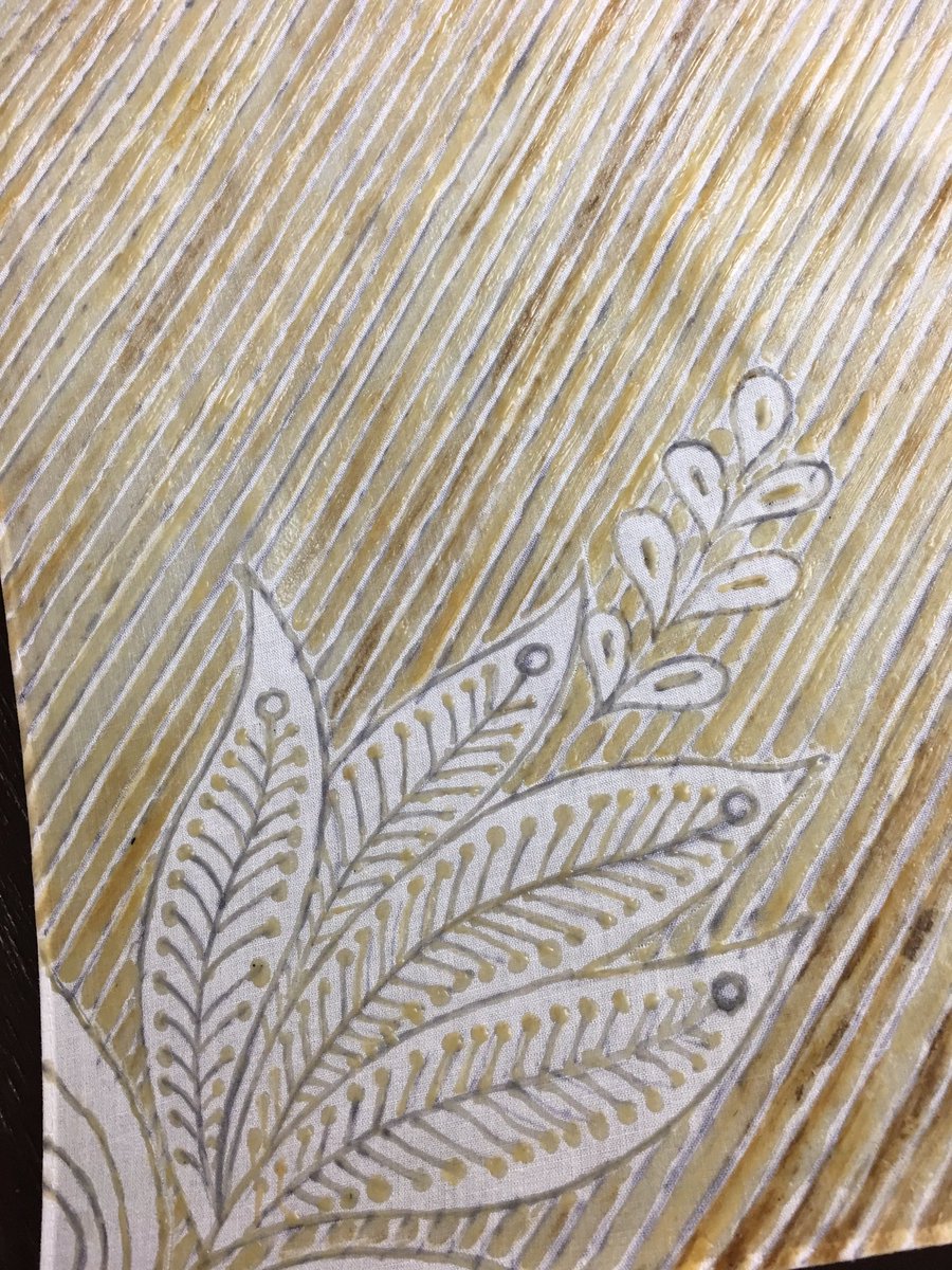 Da_TSUTOMUi's tweet photo. 展示予定の無い今だから出来る事としてチャンティンを使ったコンサバなジャワ更紗を研究中。しかし流石にこれは面倒臭過ぎた。ストライプ状に伏せる部分はチャンティン断念して筆使用。それでもかなり大変だけど。えらいこと始めてもうた。TSUTOMUiDa #batik #canting #バティック #ろうけつ染め https://t.co/ELhqNAAbLj