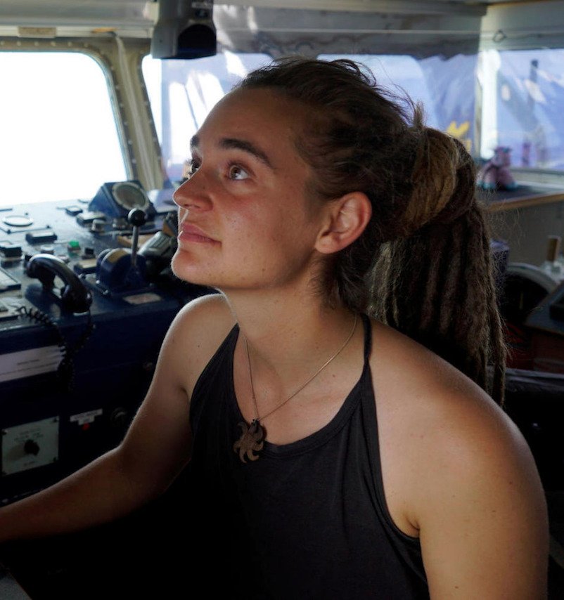 gadlernertweet's tweet image. Per quanto lo si mascheri da atto dovuto, l&apos;arresto della #Capitana della #SeaWhatch3 resterà una macchia indelebile di disonore a carico di uno Stato che calpesta il principio del soccorso in mare, fingendosi invaso da un equipaggio generoso e da migranti inoffensivi
#freeCarola