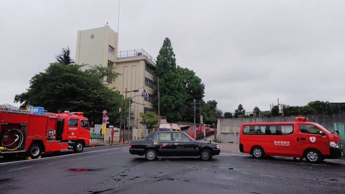 鶯谷駅の人身事故で緊急車両が集結している現場画像