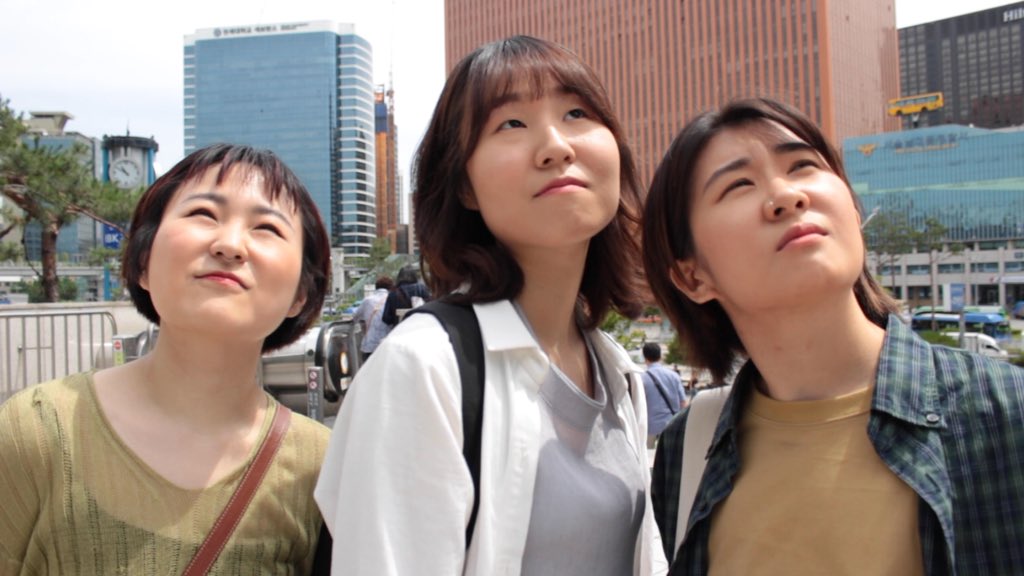 <우리 동네 여자들> (7월 공개 예정)

"서울 밖에는 어떤 여자들이 살고, 먹고, 일하고 있을까?"

서울을 기반으로 활동하는 여성 스타트업 소문자에프의 세 디렉터들. 자라난 배경도, 살아온 환경도 다른 그들은 처음으로 함께 서울을 떠나 각 지역을 일구며 사는 여자들을 만나기 위한 여행을-