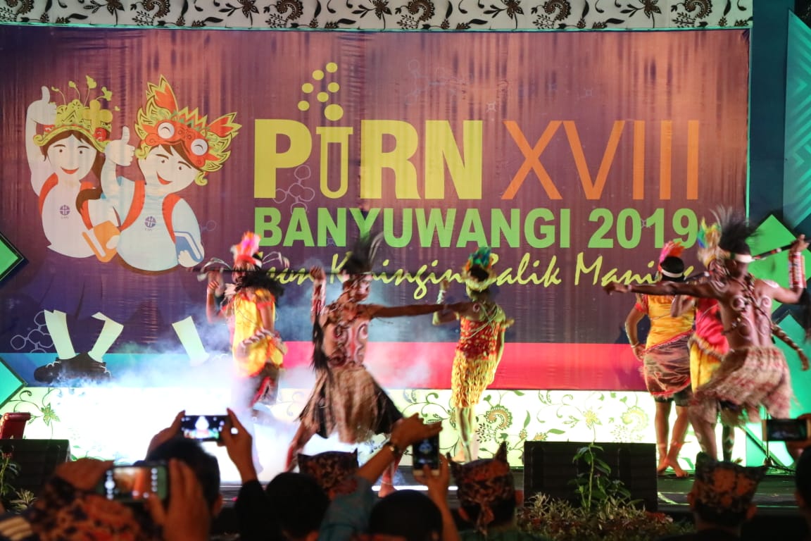 pirnlipi's tweet photo. Tidak terasa sampailah pada penutupan #PIRNBanyuwangi hari Jumat (28/6) yang dilaksanakan di Gasibu Blambangan, Banyuwangi. Acara ini dimeriahkan dengan parade pentas seni budaya dari Aceh, Makassar, Ambon, Papua, dan Banyuwangi. Seru dan tak terlupakan 👏 Kesuwun Hang Akeh 🙏 https://t.co/gj55KsQkY3