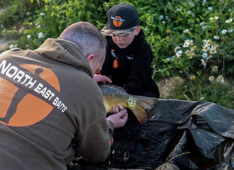 Absolutely fantastic to see, Lee from #Nash took the time out of his busy schedule to assist young George with his had to put a few on the bank. Dirty Fruits hookbaits did the job 
#QualityBaitsMoreTakes             m.facebook.com/northeastbaits/