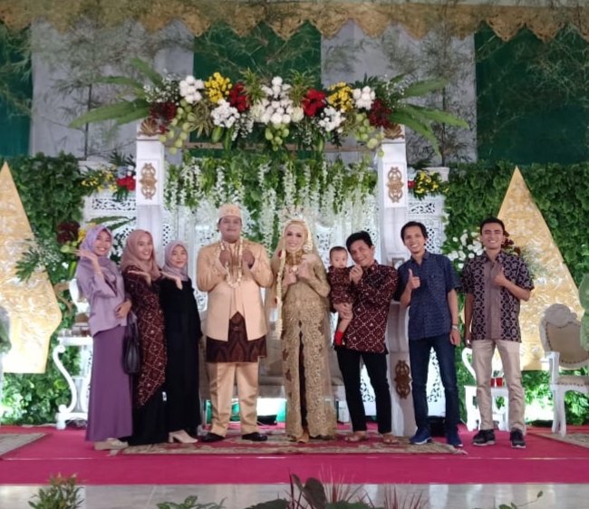 azizasyari1993's tweet photo. Mengawali aktivitas akhir pekan dengan menghadiri undangan pernikahan 😅
Selamat @andreeibn & @sitimuhibah27 , semoga Samawa dan barokah. Amiin
#WeekendCeria https://t.co/7PxBumr7lu