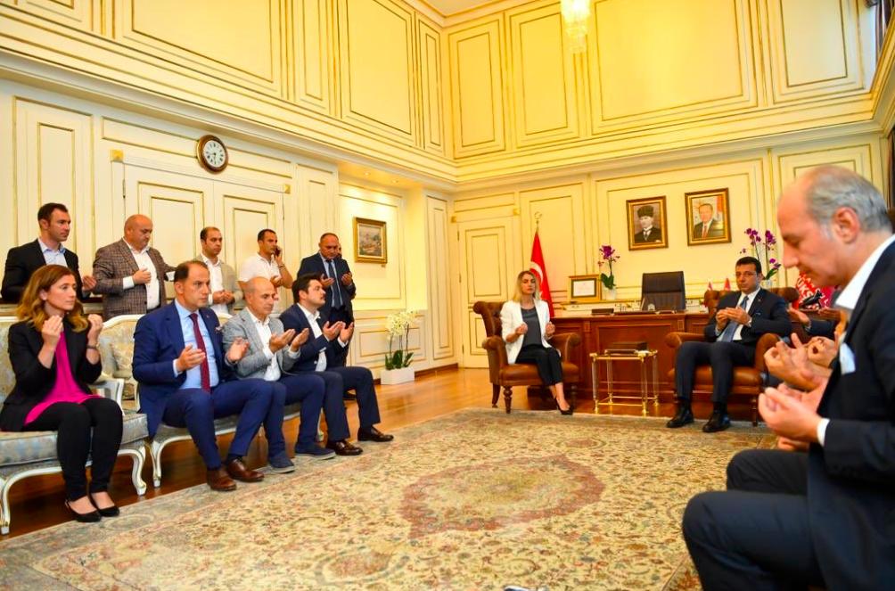 Bu fotoğrafa "Eee ne var bunda ya"
derseniz;
Yarın çocuğunuzun öğretmeni derse başlama duası okuturken, çıktığınız mahkemede hakim duruşmaya başlama duası okuturken, izlediğiniz derbide hakem maça başlama duası okuturken, 
"Buraya nasıl geldik ya" dersiniz.