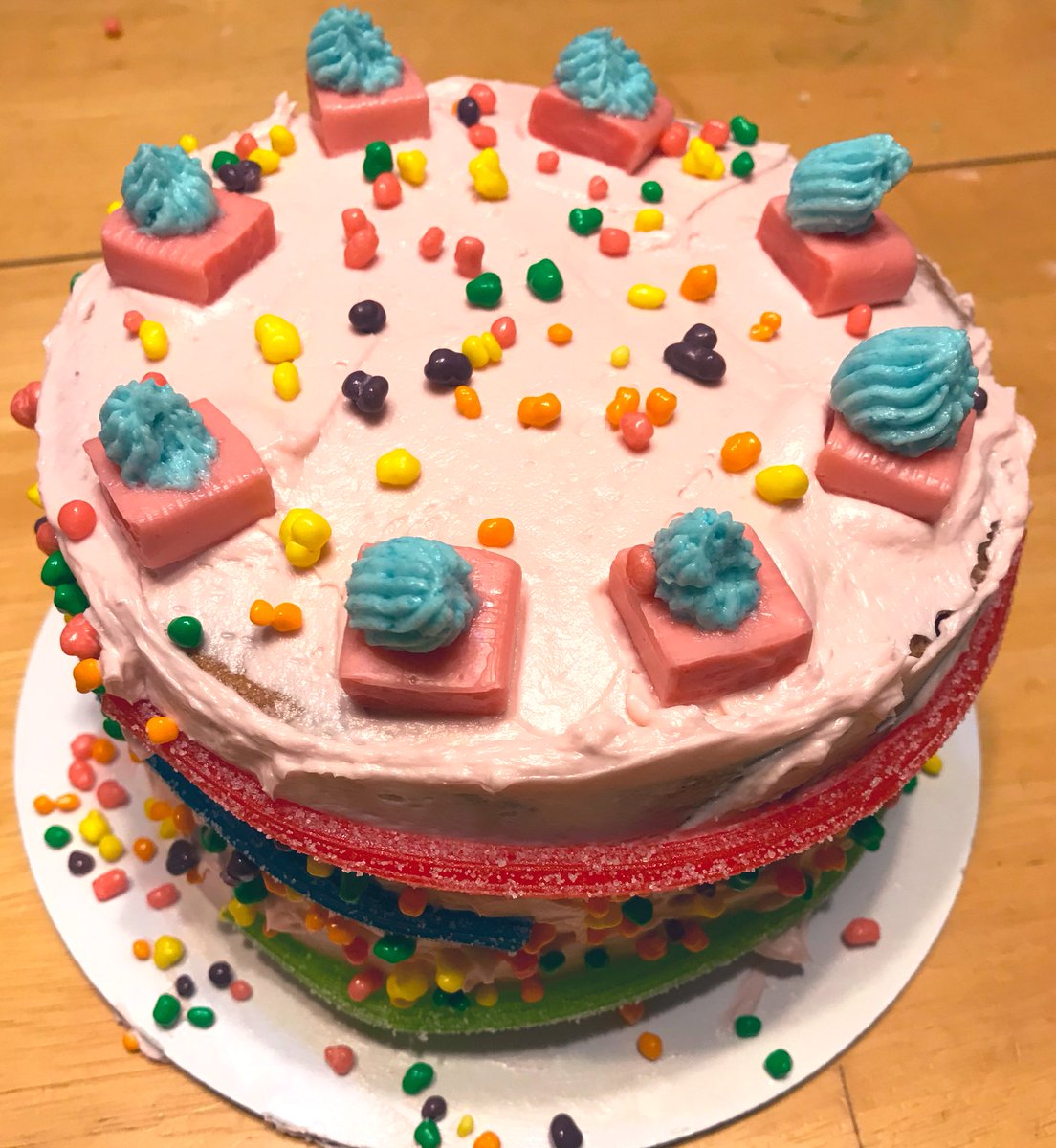 Crystalicious21's tweet photo. @CoolChillDude03 coolest cake EVER! https://t.co/zxjByLaIOv