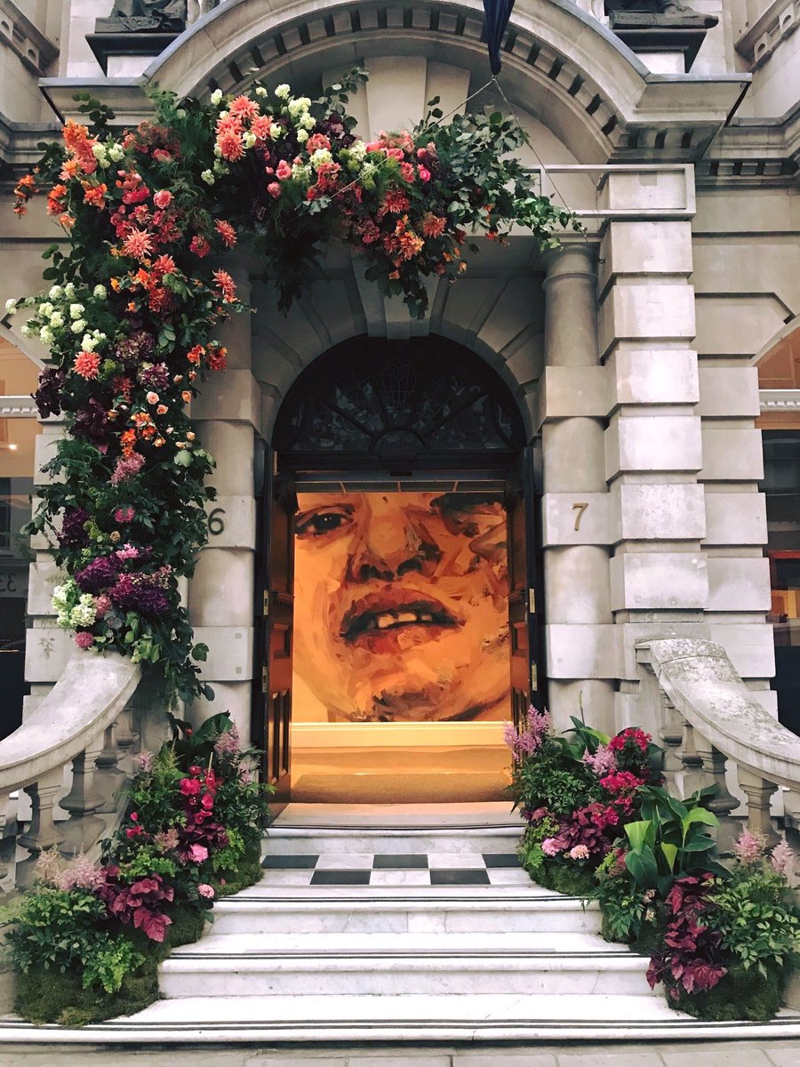 Always stunning flower displays at this famous auction house in London. What a perfect frame they make for this recently installed mural. #makeastatement #framedinflowers #showstopper #customprintedmurals #artonwalls