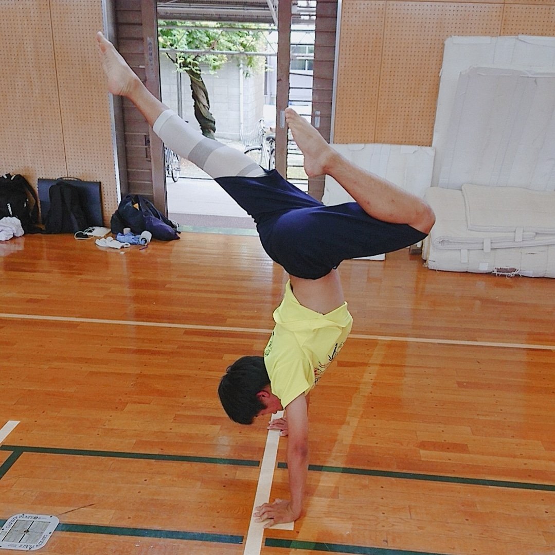 #handstandday 
意外ときれいにいけた？笑