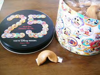 まるまる ディズニーのこのお土産が好きだったんだけど わかってくれる人いるかな フォーチュンクッキーでミッキーの歴代の衣装がくじになって中に入ってるやつ あれ美味しかったなぁ T Co Xxukkv1lt4 Twitter