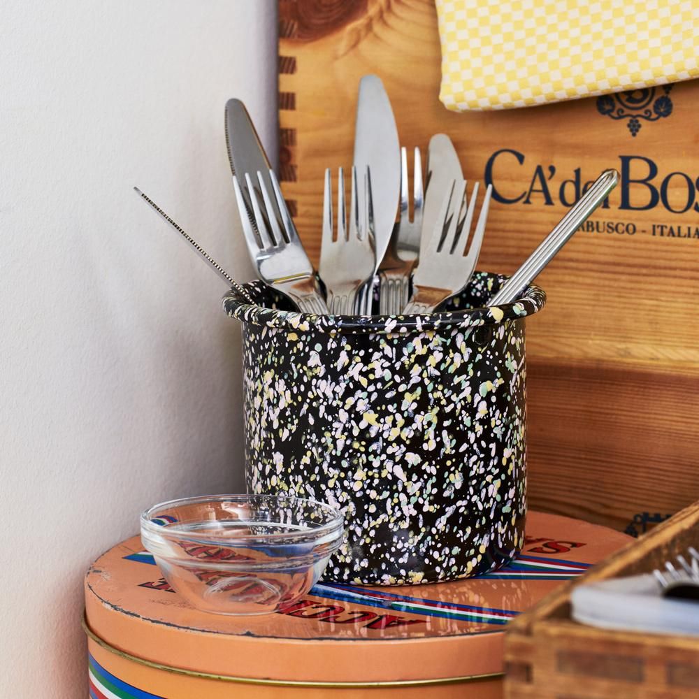 New in: A handy little enamel pot perfect for herbs or kitchen utensils 🖤