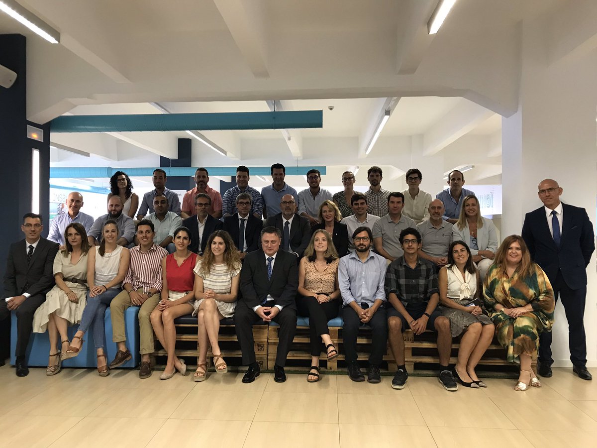 OpenFuture_And's tweet image. ¡Recibimos una visita de lujo en #LaFarola! 🔝El presidente de @Telefonica, Emilio Gayo, la delegada de @EconomiaAnd en Málaga, Carmen Sánchez, y el alcalde de @malaga, Francisco
de la Torre, han visitado a los #emprendedores de la aceleradora de #Málaga.

diariodesevilla.es/economia/presi…