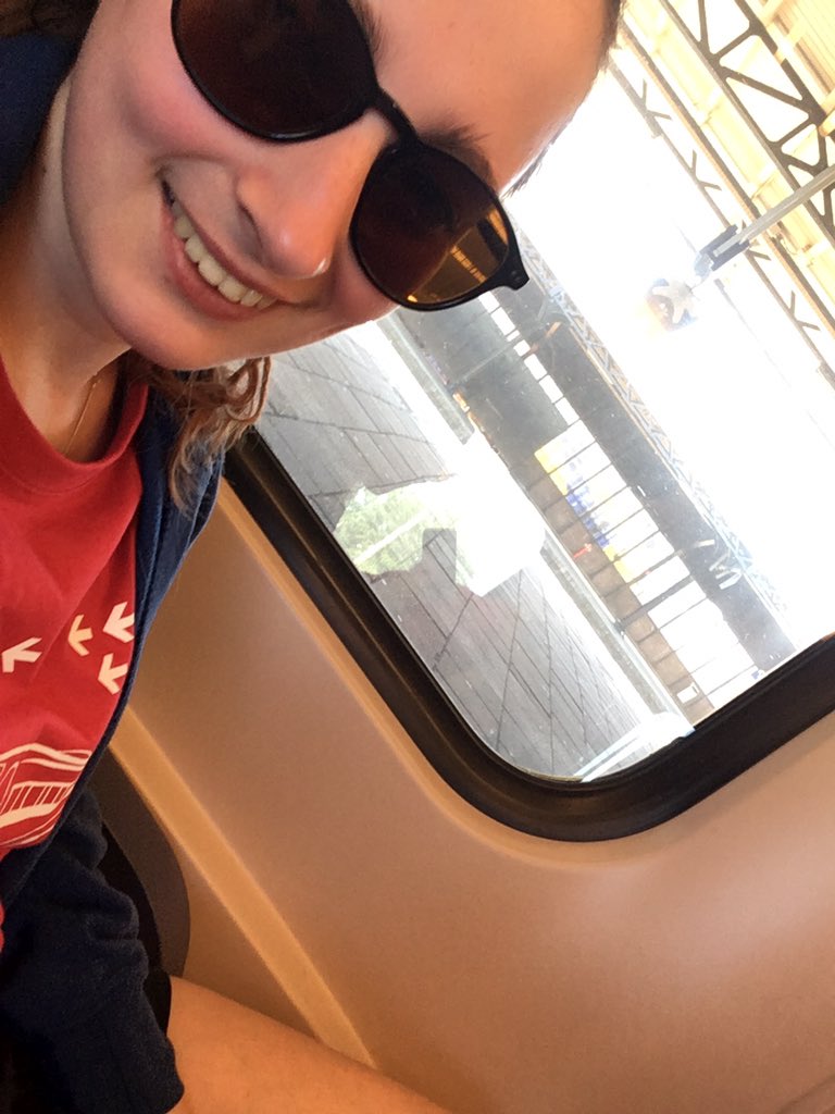 scnvm_4's tweet photo. Zonnebriltijd 😎 #kmtrein #treinleven https://t.co/wH9Cbbv2EO