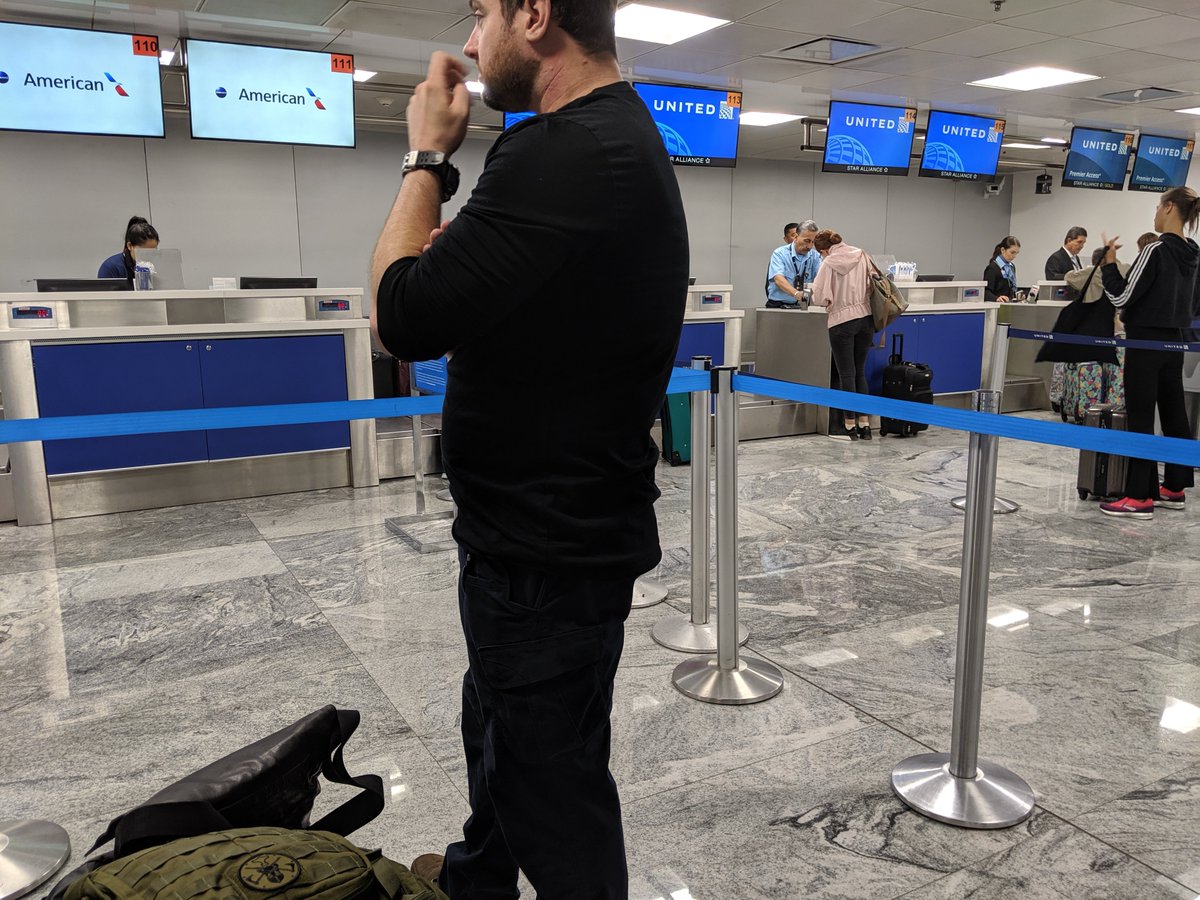 FashEric's tweet photo. @AmericanAir why do you tell us to arrive 3hr early for an int'l flight... Yet have no one ready to attend to customers? @united has been helping their customers for 15min. #customerservice https://t.co/exwvzOphbR