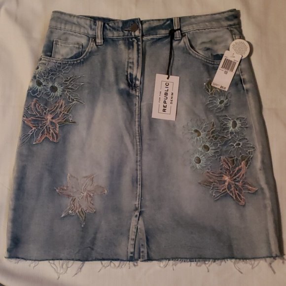 So good I had to share! Check out all the items I'm loving on <a href="/Poshmarkapp/">Poshmark</a> from @tammyladybug <a href="/tavon2009/">tamara glover</a> <a href="/Justent106/">meechyandmook Fashion Cosignment</a> #poshmark #fashion #style #shopmycloset #alexandrebirman #fortherepublicdenim: posh.mk/93Sav5uPUX