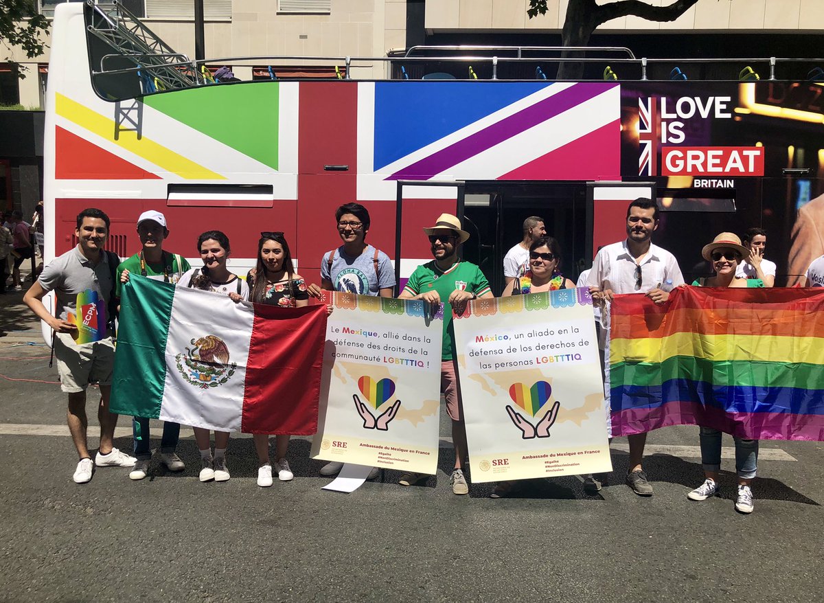 EmbaMexFra's tweet photo. @EmbaMexFra se enorgullece de participar en la #MarcheDesFiertés en París para promover la igualdad de los derechos para las personas LGBTI #OrgulloSEM #LGBTTTIQ #embassiesforequality “Embajadas por la igualdad” #MxAmaEnLibertad https://t.co/OEhQ1cHPK5