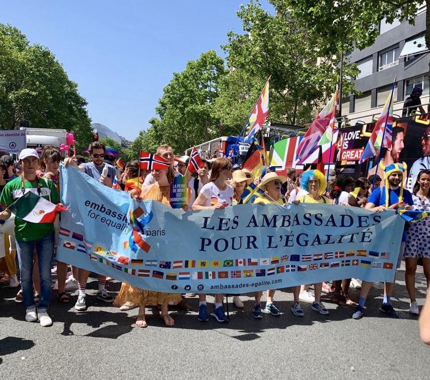 EmbaMexFra's tweet photo. @EmbaMexFra se enorgullece de participar en la #MarcheDesFiertés en París para promover la igualdad de los derechos para las personas LGBTI #OrgulloSEM #LGBTTTIQ #embassiesforequality “Embajadas por la igualdad” #MxAmaEnLibertad https://t.co/OEhQ1cHPK5