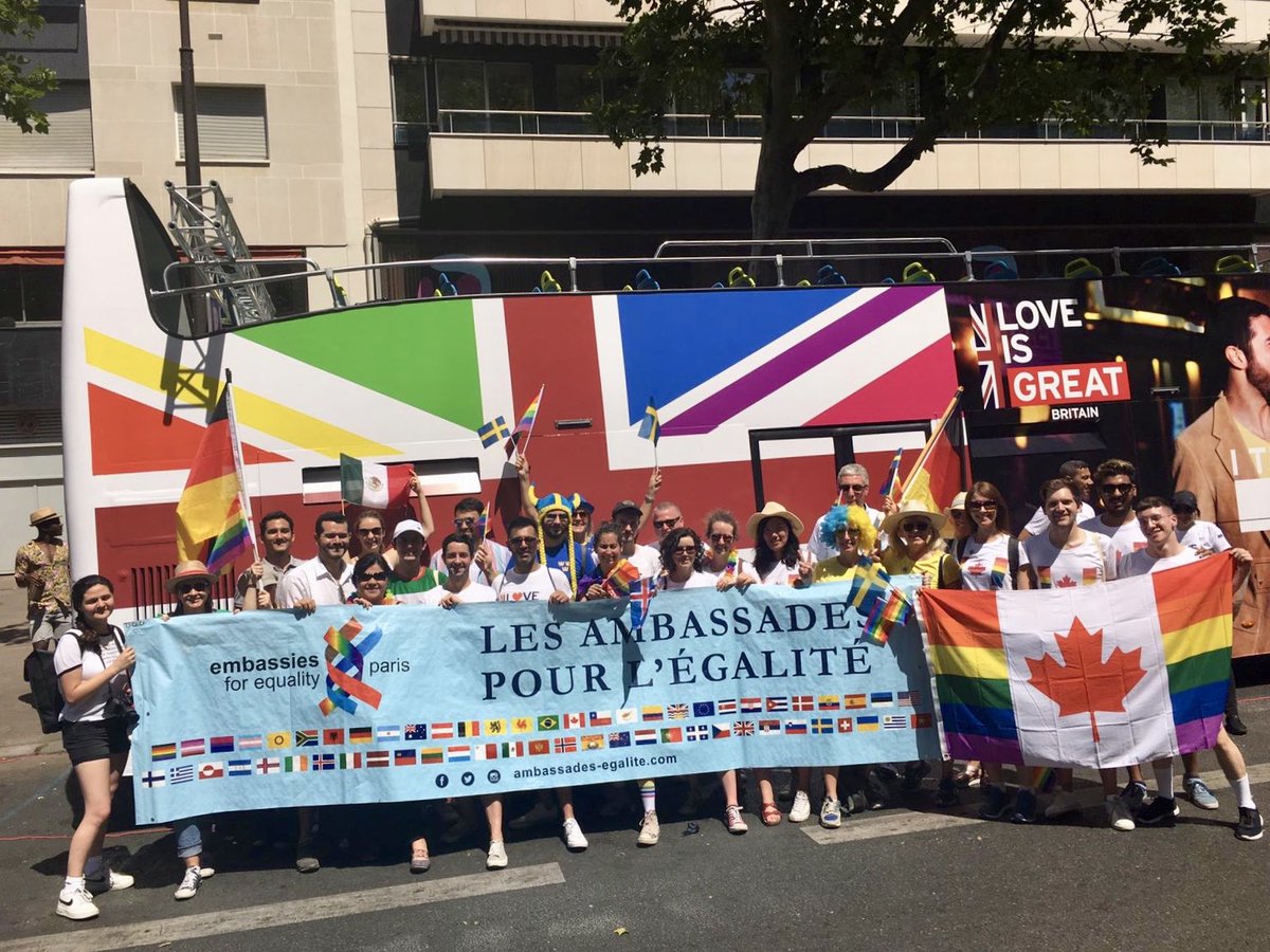 EmbaMexFra's tweet photo. @EmbaMexFra se enorgullece de participar en la #MarcheDesFiertés en París para promover la igualdad de los derechos para las personas LGBTI #OrgulloSEM #LGBTTTIQ #embassiesforequality “Embajadas por la igualdad” #MxAmaEnLibertad https://t.co/OEhQ1cHPK5
