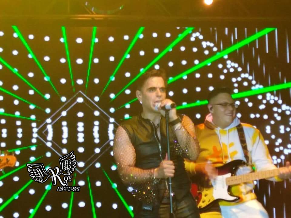 RoyAngels90s's tweet photo. Te amamos 😍😍😍 @roypizarro

#BackInTimeTour

📷: @stephlezama https://t.co/4nezRJ5KTB