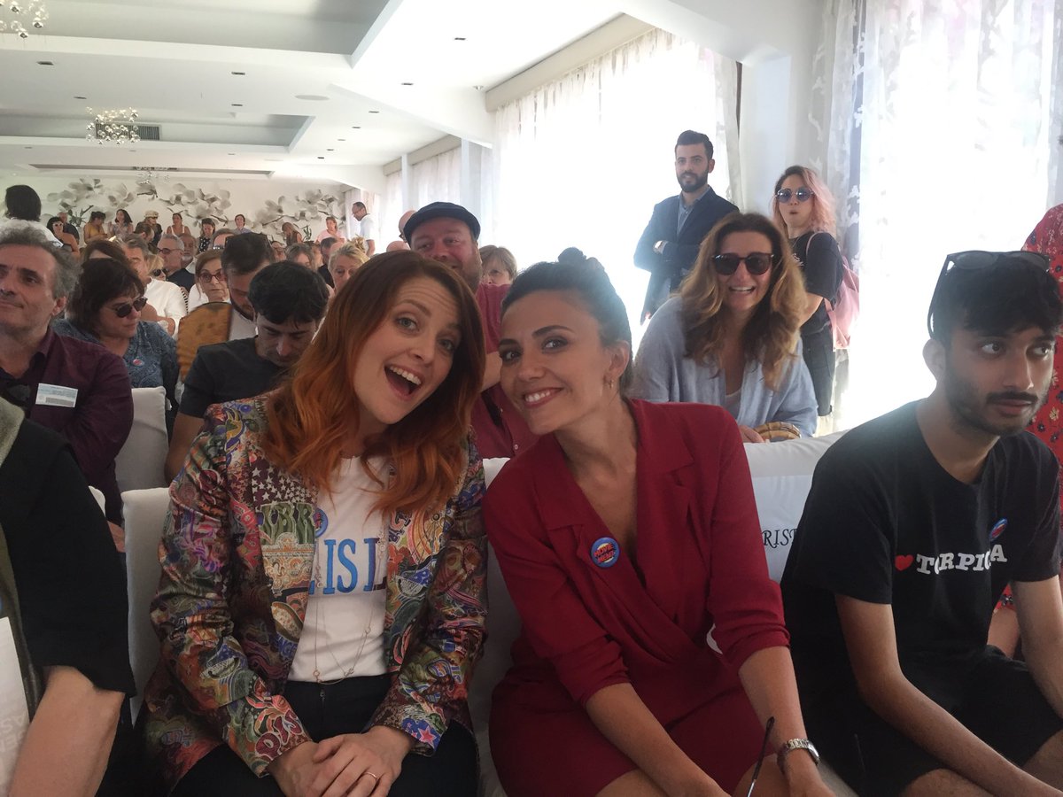 lvella73's tweet photo. @Taormina #nastridargento2019 nastro speciale a #Noemi e a #SerenaRossi. Accanto il giovane regista di ‘#Bangla’, commedia premiata come migliore opera prima ⁦@TgrSicilia⁩ https://t.co/SpZr6fRzi7