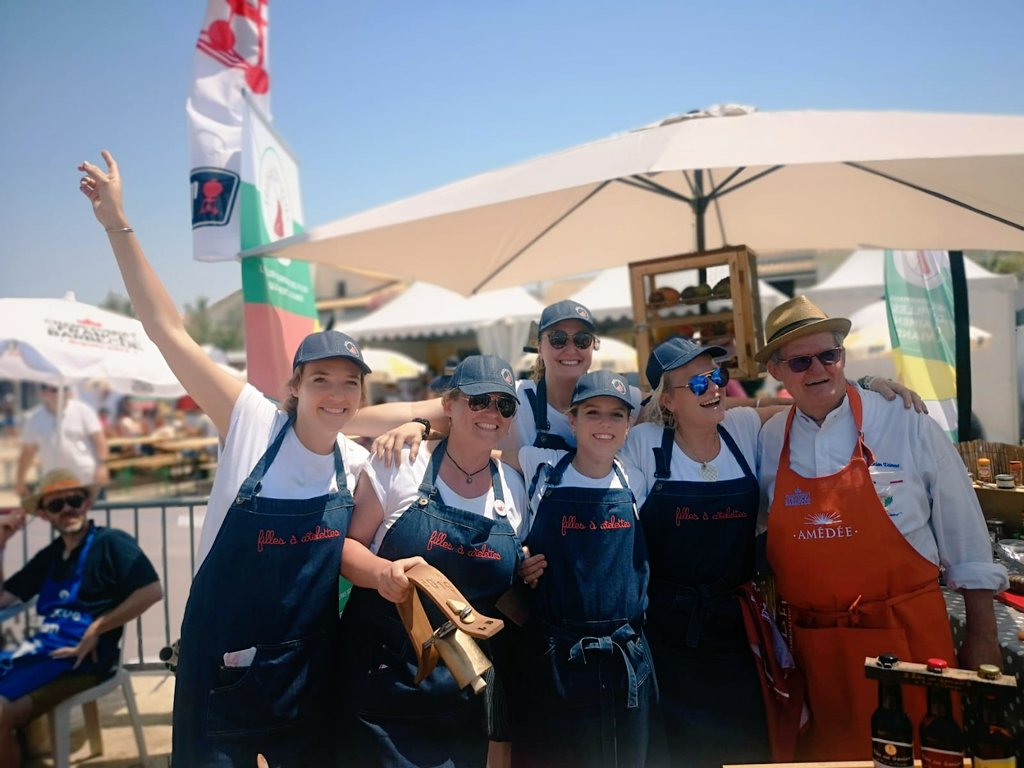 Louloubrunet's tweet photo. Pour l'#agneau de Crau à la finale du @Camarguebbqfest on a mis le feu à la place des gitans, la température est montée bien au-dessus des 46°c ! Nous la #canicule même pas peur 😅
Bravo à la supère team des #fillesacotelettes #foodporn #Food
#barbecue https://t.co/fkMKNgLWPe
