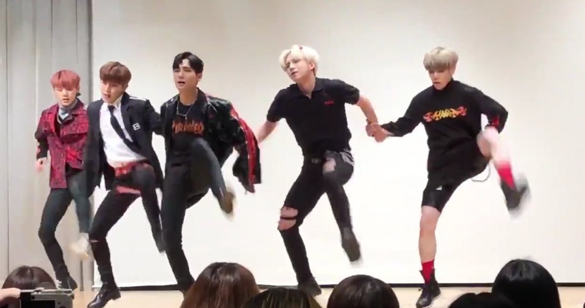 Takuyamigene's tweet image. #セユン #ビョン 手つないで
#かわいい 💛💛思たら
みんな めっちゃ跳んでる🎶
#ACE #UNDERCOVER #KPOP