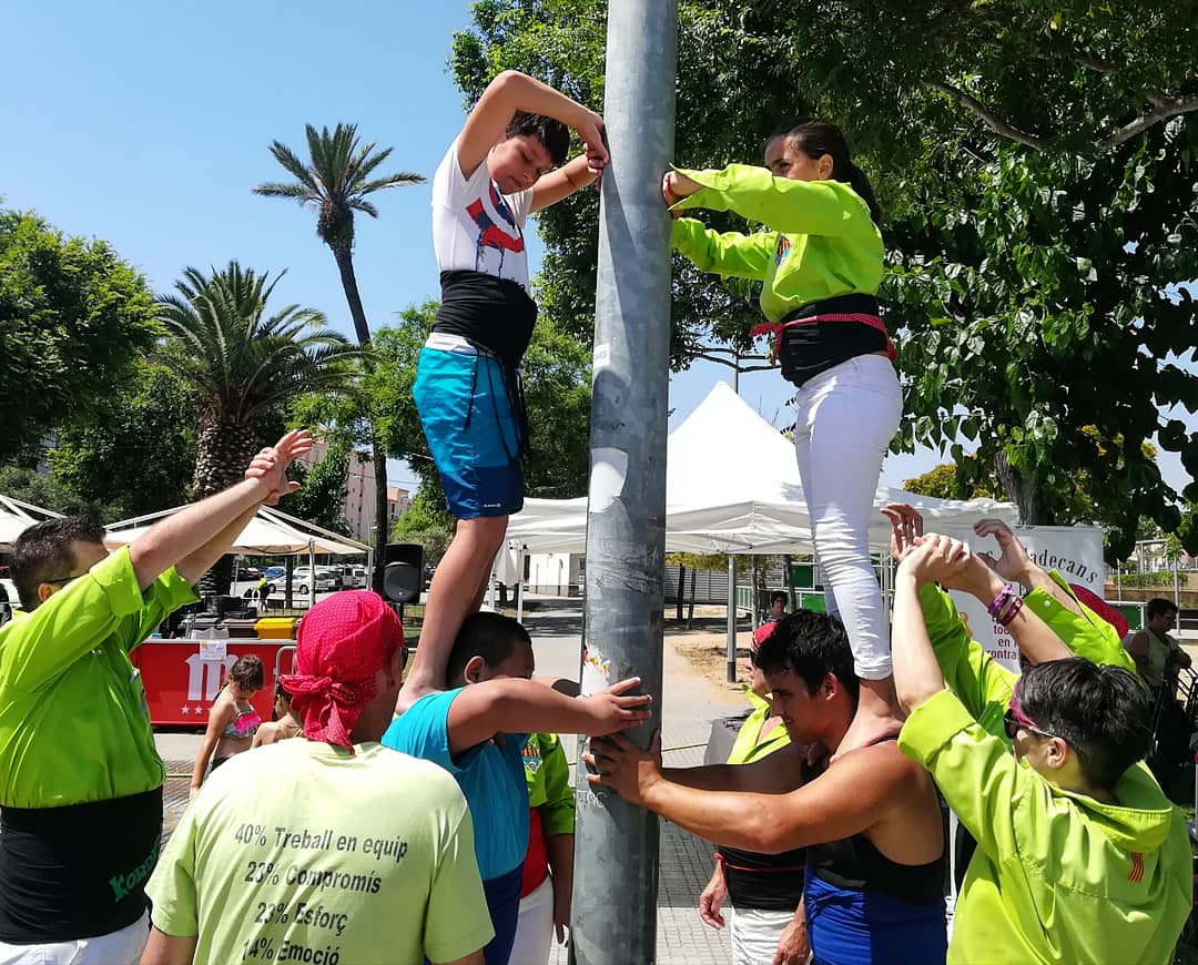 Avui hem participat a les Festes del Barri de Can Palmer de #Viladecans, on hi hem fet un taller de castells per a tots els nens i nenes del barri! Esperem que en un futur pugueu ser fluorescents! Us esperarem amb els braços oberts! #OrgullFluorescent