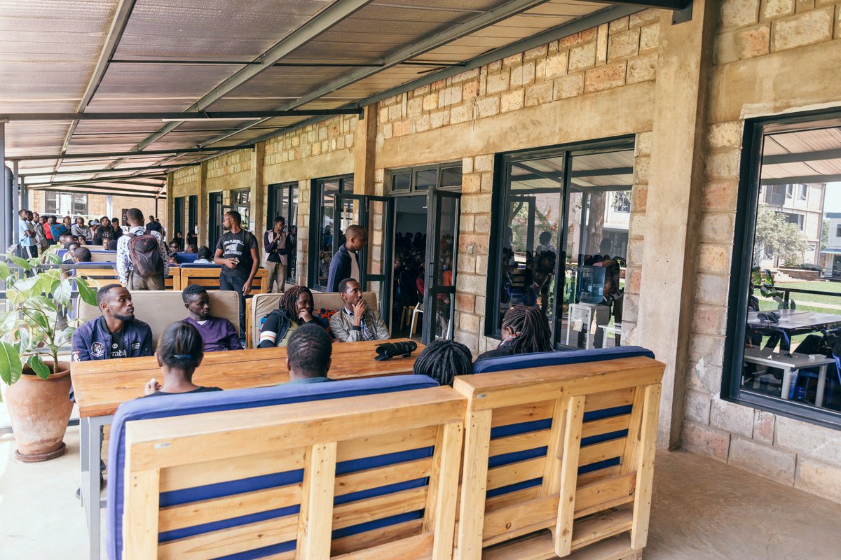 andelacommunity's tweet image. Our turnout today is record breaking!! 🔥💪🏾

ALC 4.0 learners from Nairobi and its environs were so many that they spilled out of the hall.

It&apos;s enviable how much we&apos;re all eager to learn and interact with each other in tech community.

#150DaysOfALC4 #ALCWithGoogle