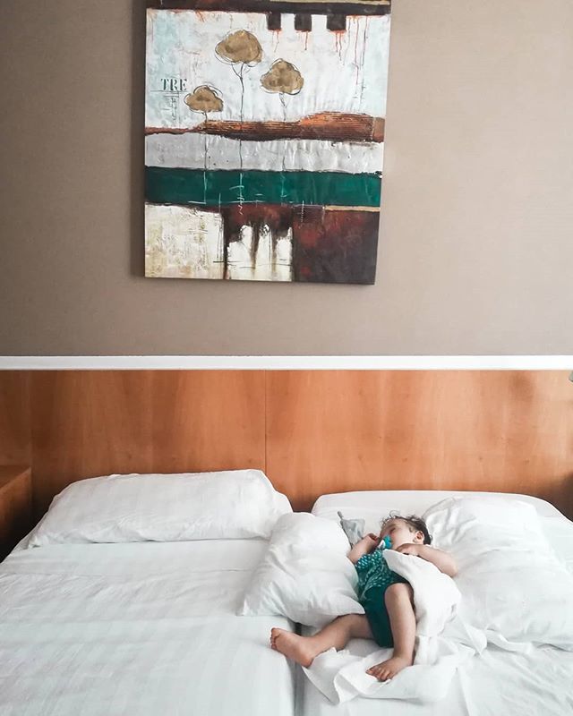 easy_relooking's tweet photo. > my picture <
ⒾⓉⒶ
Cose che amo negli hotel. I quadri storti e il letto matrimoniale fatto con letti singoli.
Quanto non è instagrammabile questa camera da letto? 😅 Ma pazienza, per il resto si sta benissimo. 
Comunicazione di servizio: il conigliett… https://t.co/0baUQCFcwJ https://t.co/YkPw1x5uiN