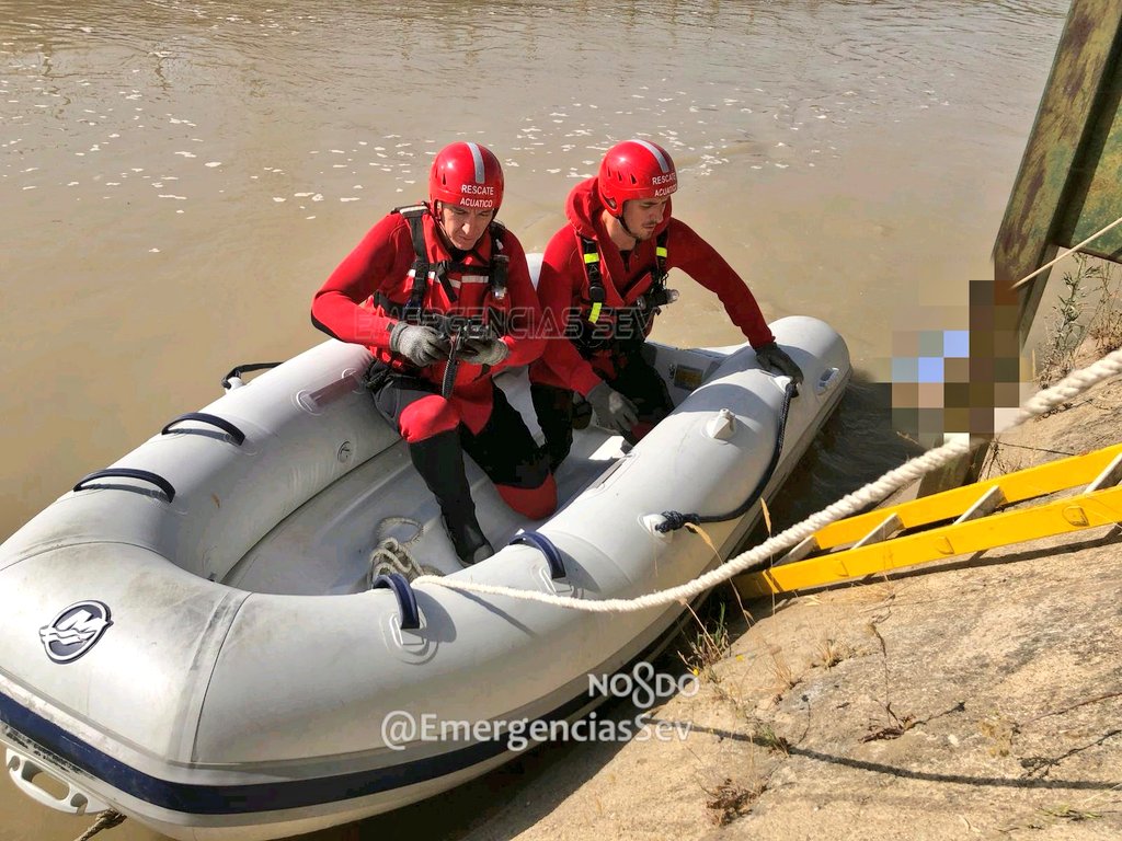 EmergenciasSev's tweet image. #Bomberos recupera el cuerpo sin vida de un varón del interior del cauce del canal @CHGuadalquivir.
@policia Nacional investiga las circunstancias del suceso.
En principio se descarta muerte violenta. DEP.
Asiste #DCCU @saludand
#Gobernación @Ayto_Sevilla