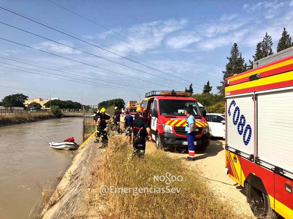 EmergenciasSev's tweet image. #Bomberos recupera el cuerpo sin vida de un varón del interior del cauce del canal @CHGuadalquivir.
@policia Nacional investiga las circunstancias del suceso.
En principio se descarta muerte violenta. DEP.
Asiste #DCCU @saludand
#Gobernación @Ayto_Sevilla