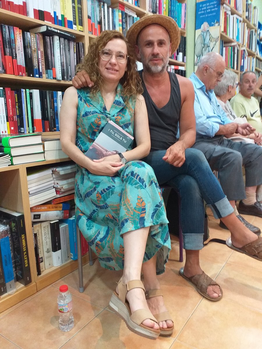 IsabelCanetF's tweet photo. La presentació d'I TU, SOLS TU ahir a la @LlibreriaSamaruc d'Algemesí va ser una gràcia. Ona Nua ens va sorprendre amb la seua guitarra interpretant la cançó d'EMA... No puc demanar més.
#llibres #sembrallibres #isabelcanet #itusolstu #paísvalencià https://t.co/UIE8ahIYRJ