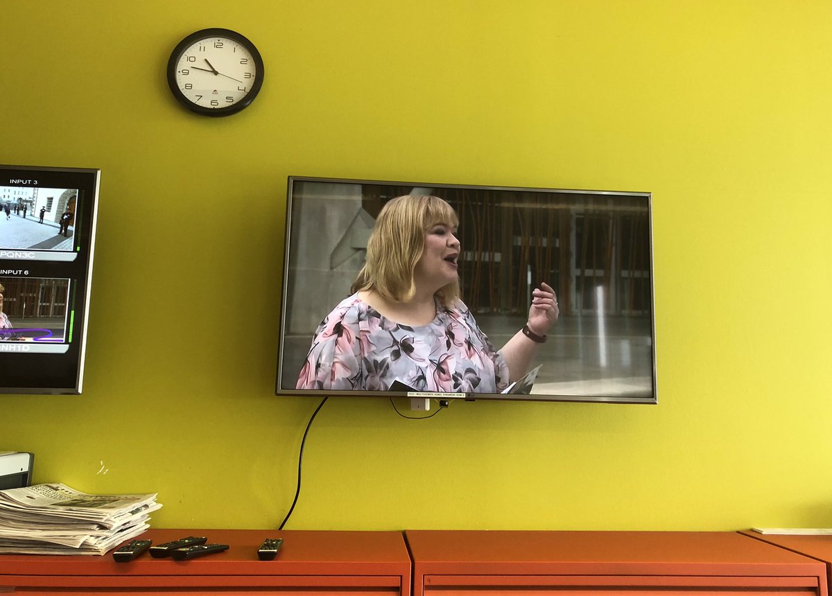 Fionasstalker's tweet image. Live coverage with @rjcurran2 &amp;amp; @bbckirstenc on @BBCOne now #Devolution20