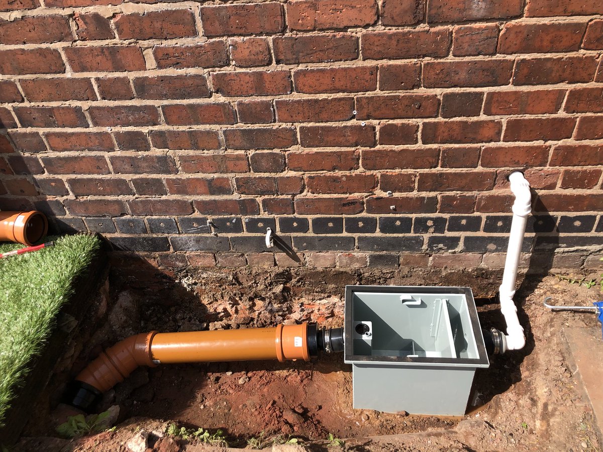 TheDrainPeople's tweet photo. New grease trap for a customer at a pub in Warwickshire today, to ensure fat from the kitchen is kept out of the drainage system which was causing major blockages.
#Drainage
#Jetting
#DrainRepairs
#RootCutting
#DrainInstallation
#DrainUnblock
#DrainJetting
#CCTVSurveys https://t.co/D5WDLqCqkT