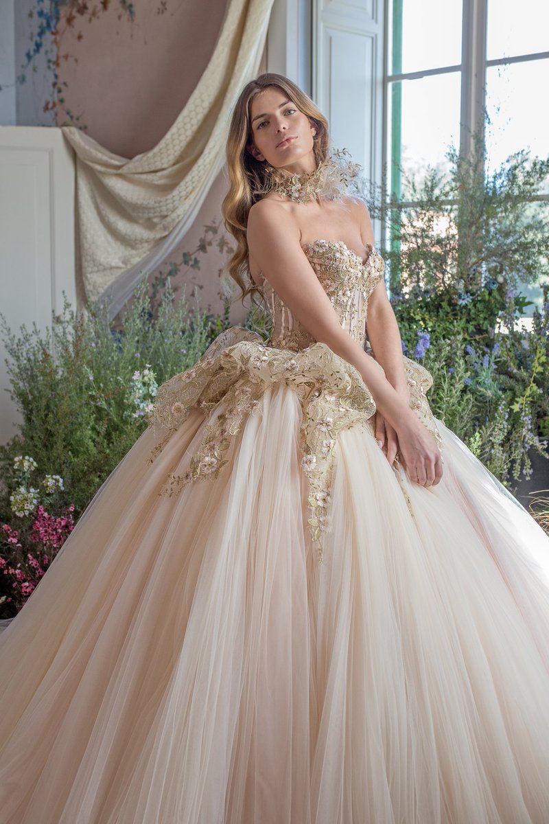 EmilianoBengasi's tweet photo. Flowers... flowers...flowers... #thegardeninside #thenewcollection by #emilianobengasi #bridaldress #abitodasposa #bridalqueenn #queenmood #weddingdresses https://t.co/pGsCrkmLgZ