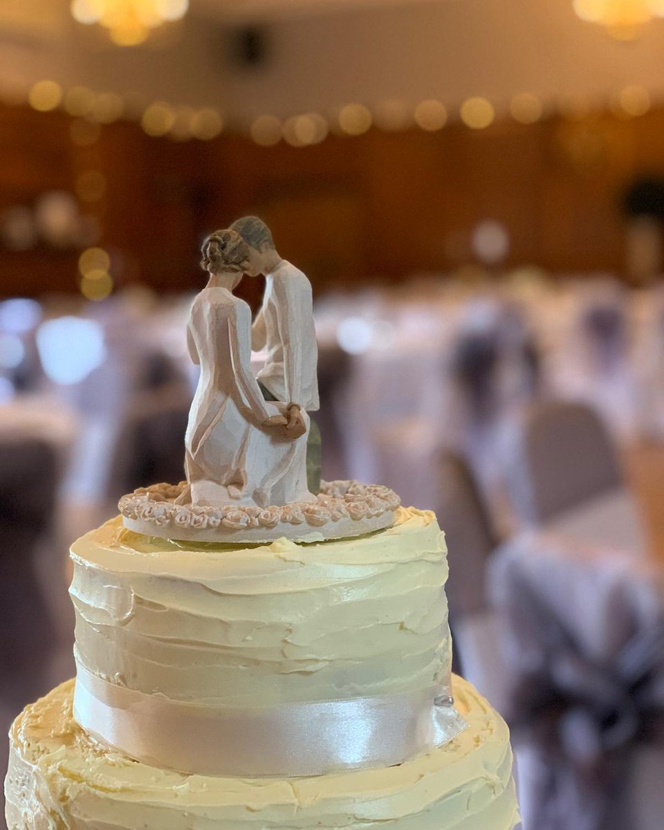 TheMaynardHotel's tweet photo. The Maynard will be closed today for the Kay &amp; Goodwin wedding. Stunning cake! 🥰

#themaynard #weddingvenue #themaynardgrindleford #ukweddingvenue #love #wedding #weddingday #weddingvibes #weddingcake #elegance #weddingstyle #peakdistrictwedding #thedailywedding https://t.co/Wmnipuw4gW