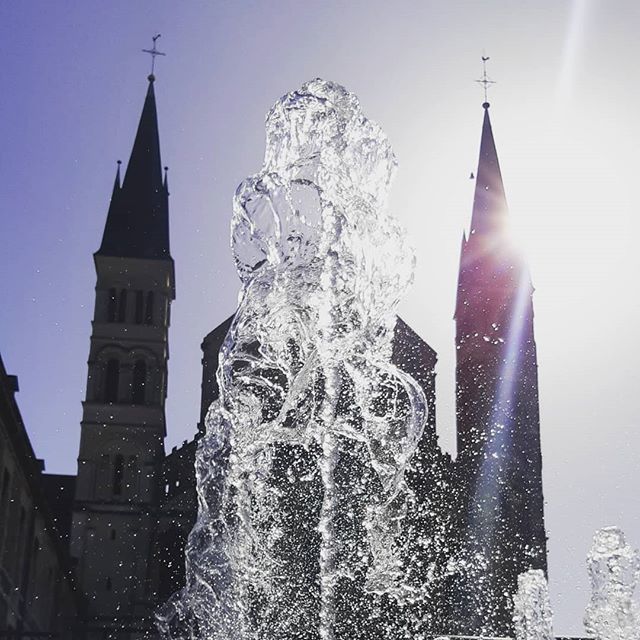 eBaiCharles's tweet photo. #Rêve de #fraicheur 😊
Jets d'#eau du matin sur l'esplanade Fléchambault #Reims face au #soleil levant de la #basilique #SaintRémi !
.
.
.
#été #canicule #chaleur #fraicheur #fontaine #igersreims #ilovereims #reimstourisme #reimstagram #champagne #marne #ilovechampagne #we… https://t.co/yMfkmEVqeA