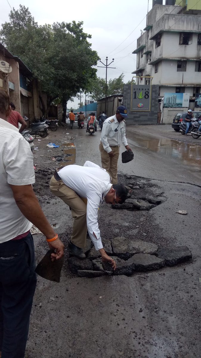 PuneCityTraffic's tweet image. Potholes repaired by our staff.