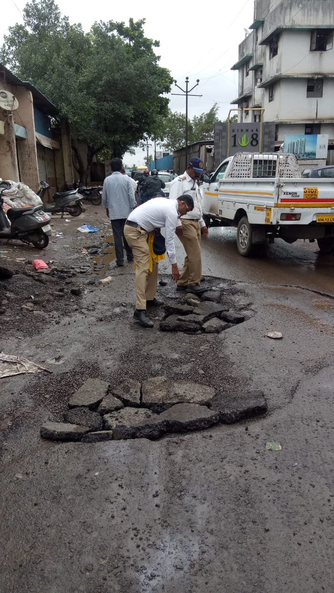 PuneCityTraffic's tweet image. Potholes repaired by our staff.