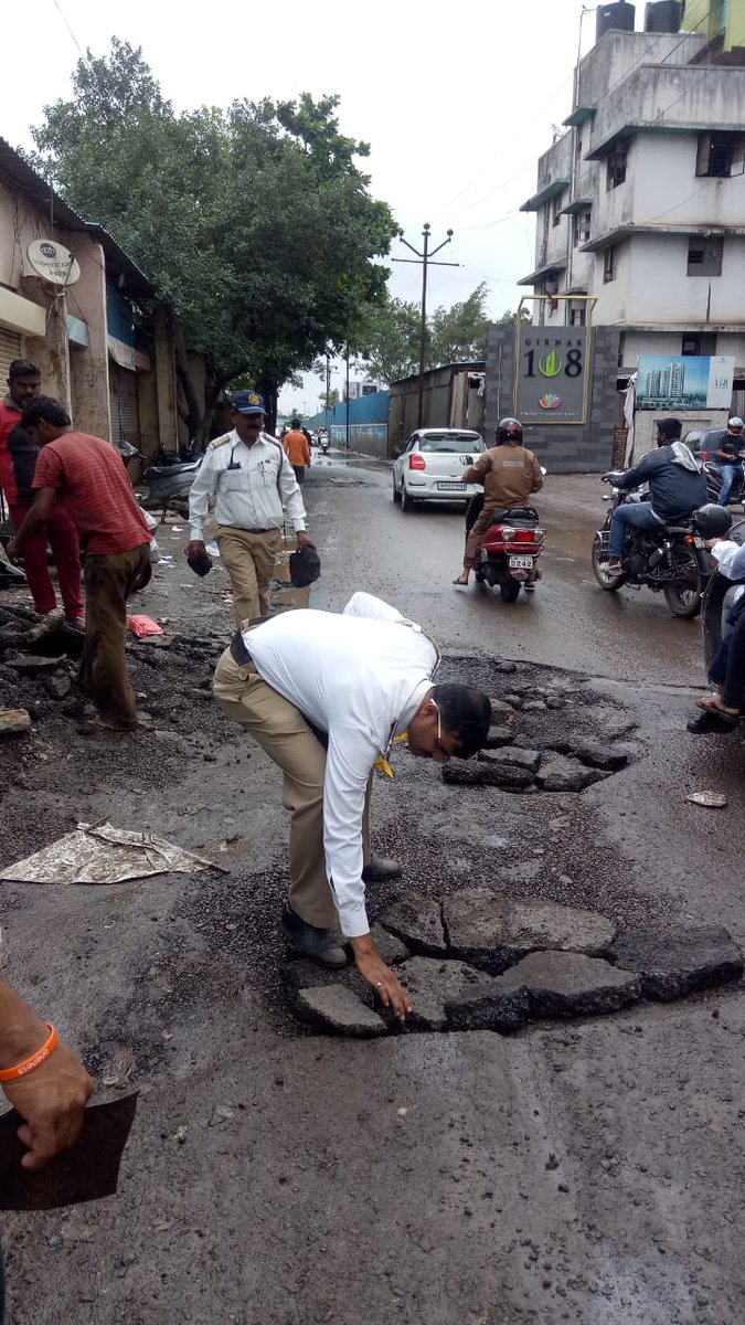 PuneCityTraffic's tweet image. Potholes repaired by our staff.
