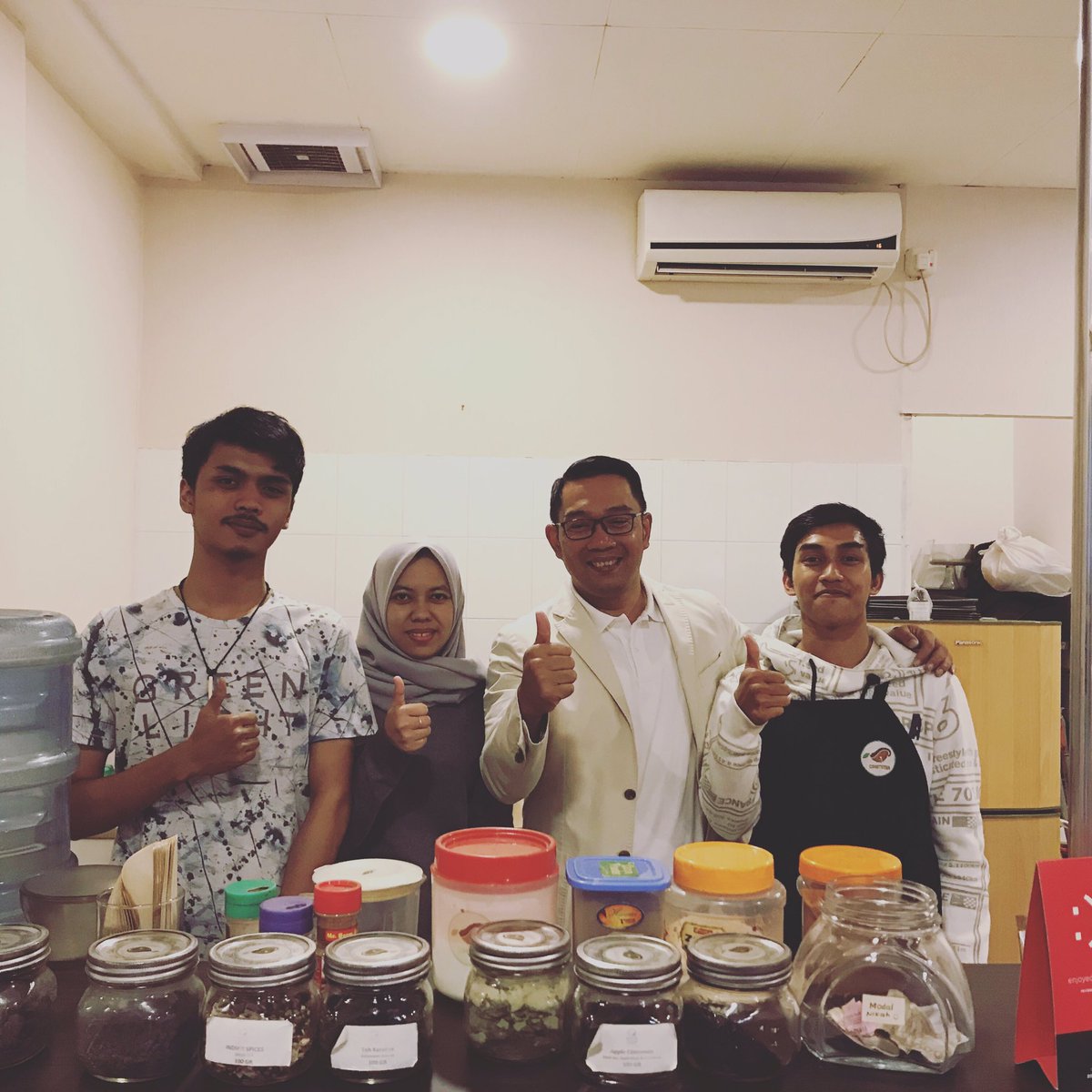 Hatur nuhun Kang <a href="/ridwankamil/">Ridwan Kamil</a> sudah mampir ke #coktet 😊