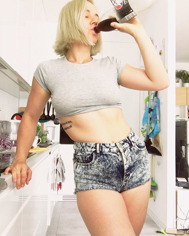 JAK MOŻESZ BYĆ TRENERKĄ I BYĆ GRUBA/ mieć boczki/ cellulit/ bryczesy/ fałdki na brzuchu/ małe piersi/ wąskie ramiona/ szeroką talię/ płaski tyłek?
...
No nie wiem, podejrzana sprawa 🤔 może dlatego, że jestem normalną, zdrową kobietą? 😮
...
Sama się z… ift.tt/2YkdREf