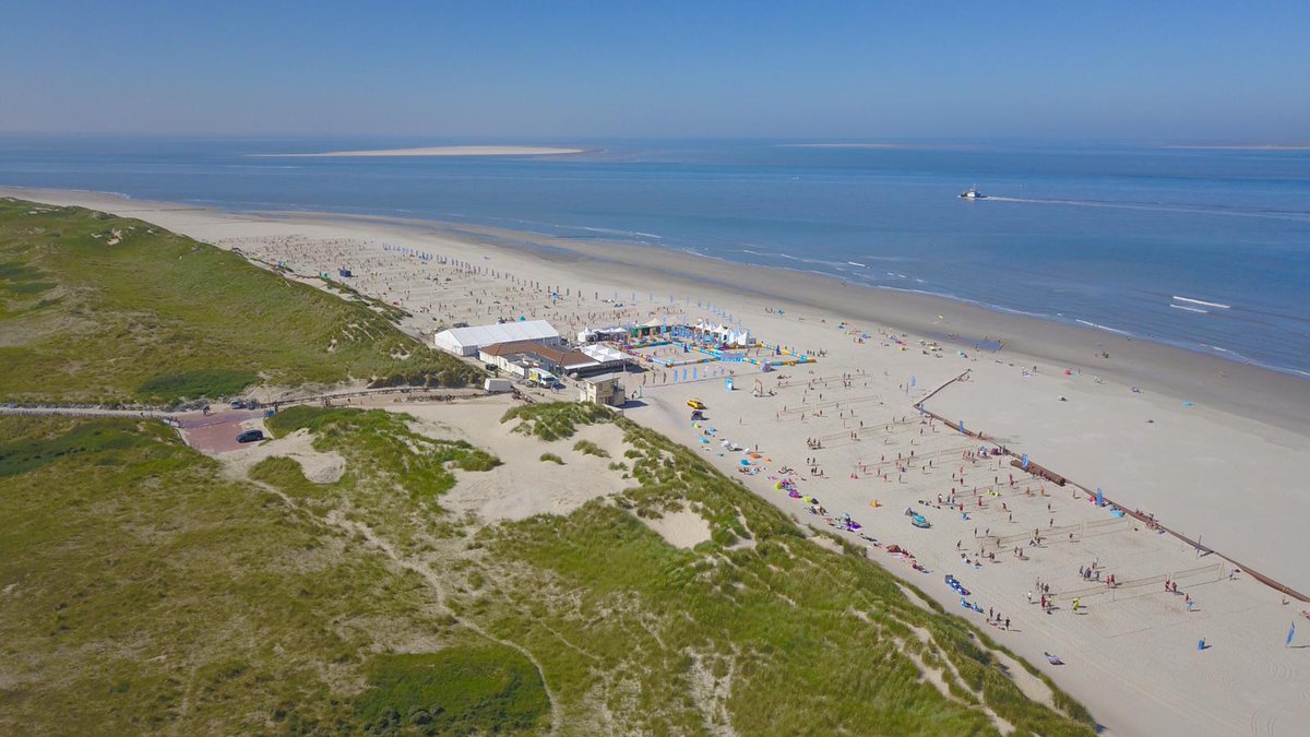 Beachvolleybal's tweet photo. Het SBVC Ameland is in volle gang! Het zonnetje schijnt π dus smeer je goed in en drink genoeg! π₯€ Veel plezier! #beachcircuit https://t.co/qFDfEN0HKn