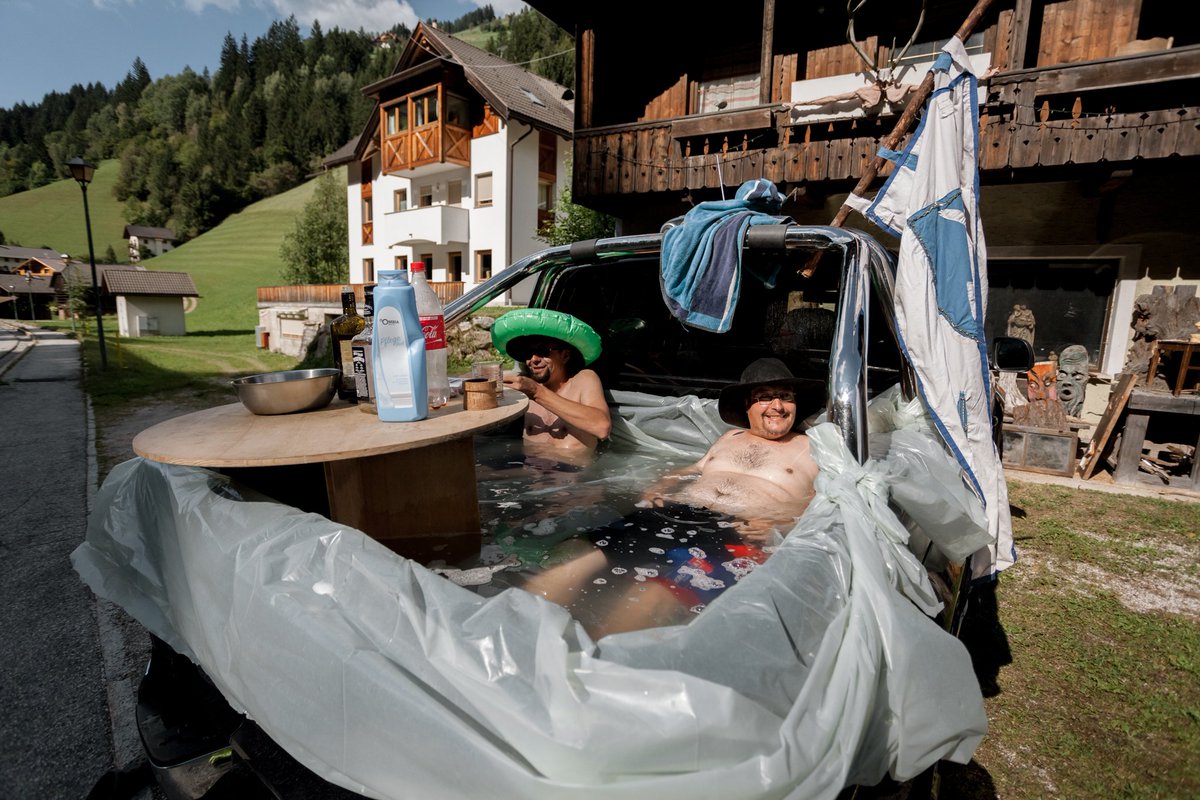 THE BEST OF DOLOMITES STORIES #40
“È più facile di quello che pensi. Abbiamo preso l’acqua del fiume, che è troppo fredda per farci il bagno, un telo impermeabile nel cassone del pick up ed ecco fatto..."
Per rileggere la storia: bit.ly/2X5aRis