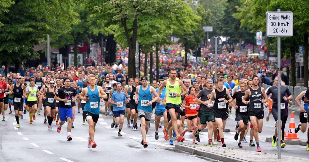 HH_Active_City's tweet image. Rund 12.000 Läuferinnen und Läufer werden morgen beim hella Halbmarathon an der Startlinie erwartet. Erst an der Elbe entlang, dann um die Alster geht es 21,1 Kilometer durch Hamburg ➡ hamburg.de/halbmarathon/

#hamburg #ActiveCity #hellahalbmarathon

Bild: imago images