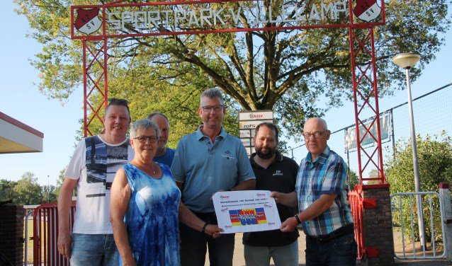 Cheque van AZSV stratenvoetbaltoernooi voor Kindertehuis Popesti  -  aaltensnieuws.nl/lees/267880/ti…