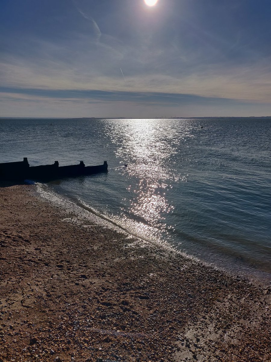 ataleofwander's tweet photo. Beautiful sunny evening in the little town of Whitstables in Southern England. https://t.co/sUY2ay2mqW