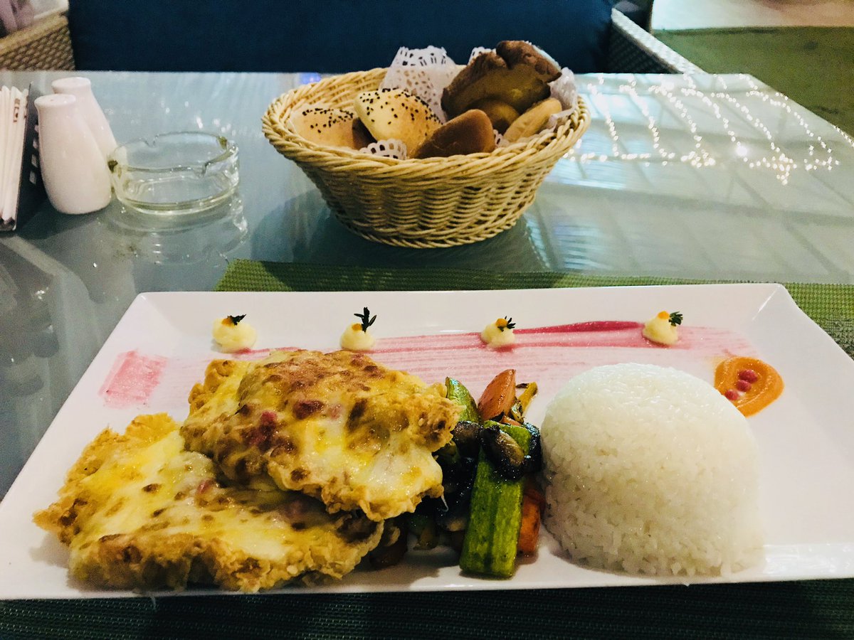 Exp_Cad's tweet photo. Dinner time = Egyptian Rice + Fried Chicken Fillet + Fried Vegetables 😍
#nileview #cairo #egypt #foodie #egyptianrice #friedchickenfillet #friedvegetables #nileviewzamalek #dinneronacruise #arabicbread #hnhstopovers #travelrhythm #cairoskyrestaurant https://t.co/Z6OBf8JzUi